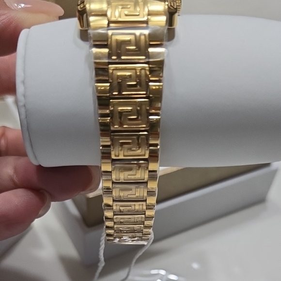 Versace Gold Luxury Watch with Rectangular Face - Picture 3 of 9